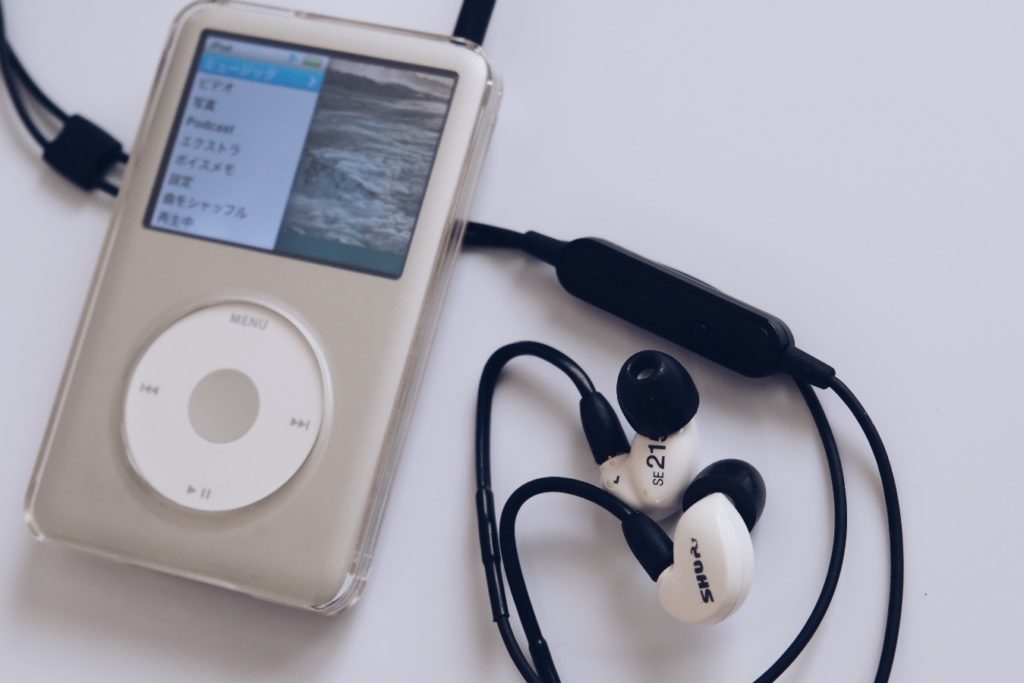 iPodとイヤホン(Shure SE215)